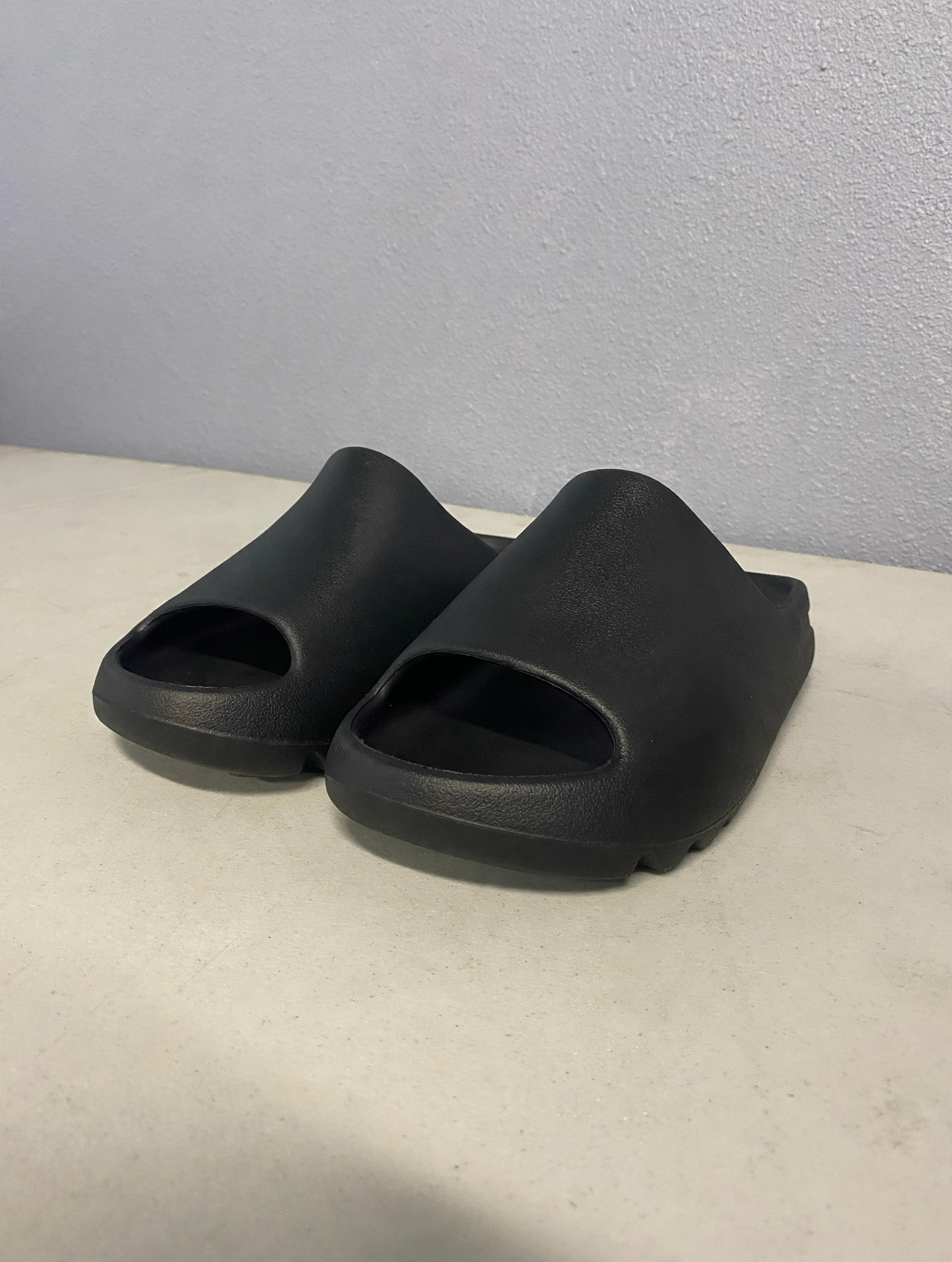 Front view of black YS-01 Onyx slides