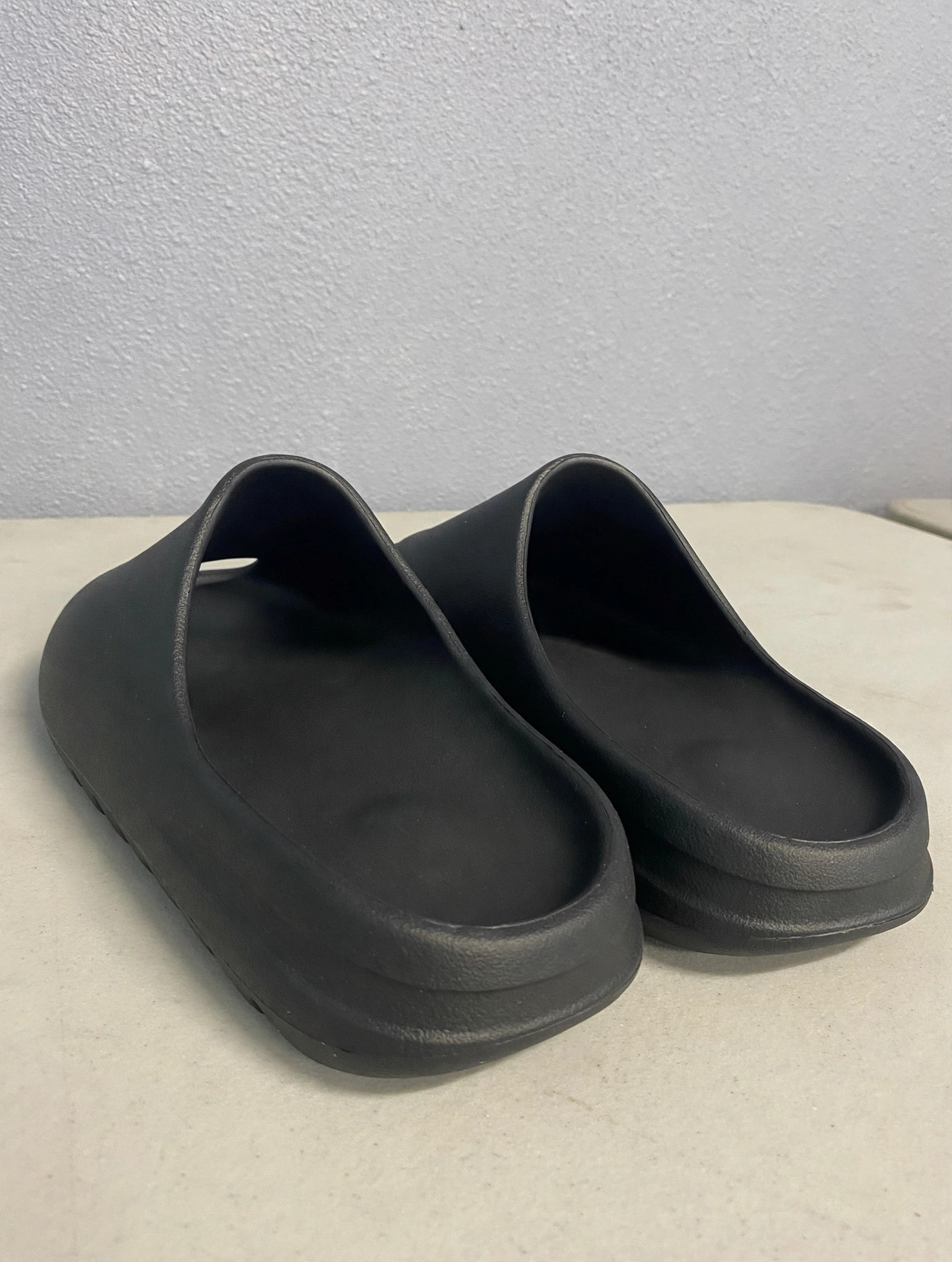 Heel and back view of black YS-01 Onyx slides